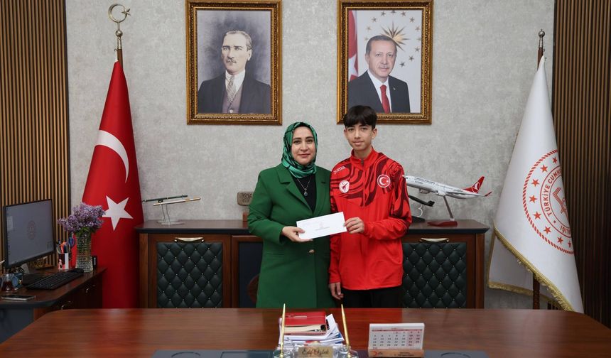 Milli Takım yolundaki sporcuya Müdür Özbek’ten destek
