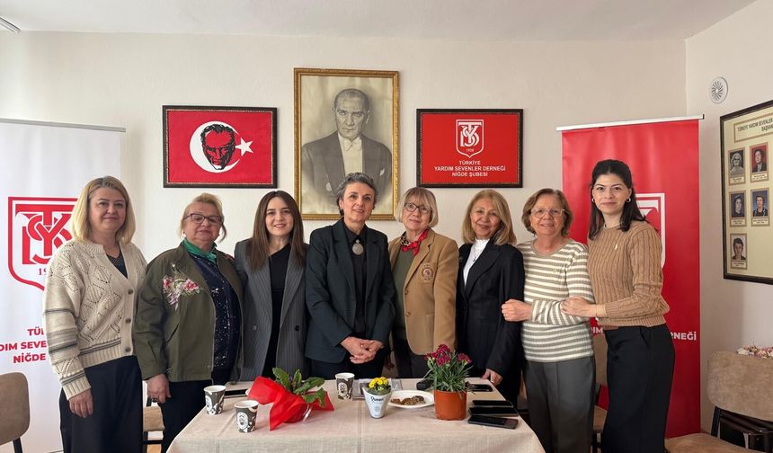 Burslu Öğrencilerin Annelerine kutlama