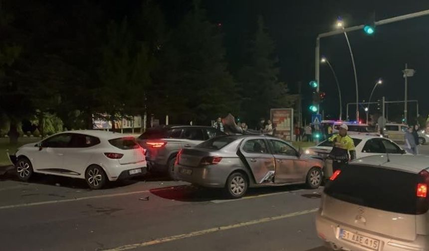 Niğde’de 5 aracın karıştığı zincirleme kaza!