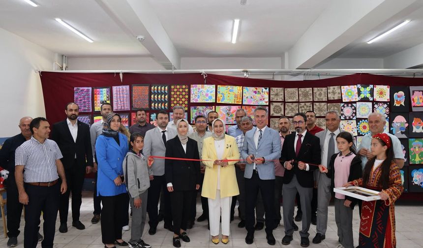 Altunhisar'da iki okuldan ortak resim sergisi