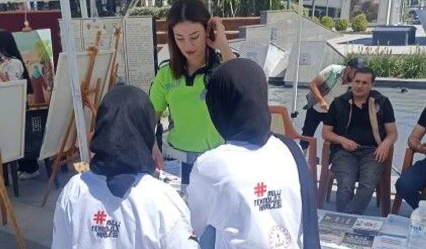 Ekiplerden öğrencilere bilgilendirme standı