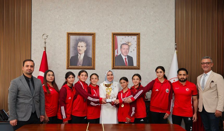 Minderin Sultanları Müdür Özbek'i ziyaret etti