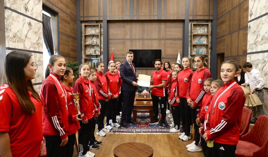 Minderin Sultanlarına Vali'den tebrik
