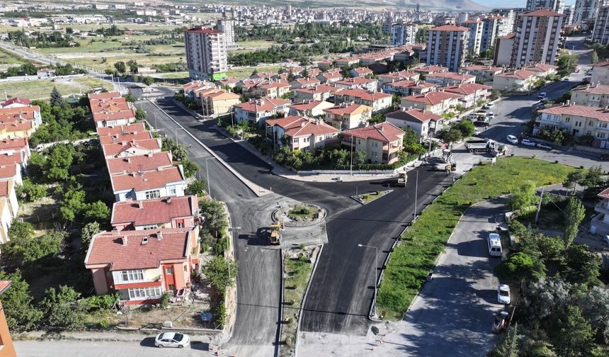 Altyapısı biten noktalar sıcak asfalta kavuşuyor