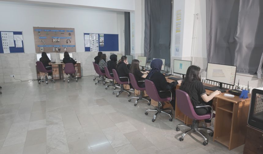 Gençler hem meslek öğreniyor hem üretiyor
