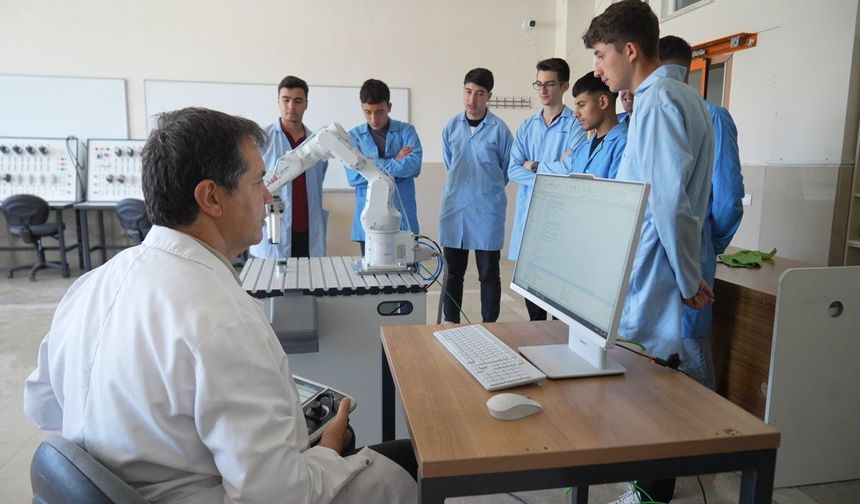 Öğrenciler hem üretiyor hem geleceğe hazırlanıyor