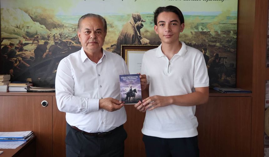 Genç Yazardan Başkan Oya’ya kitap takdimi