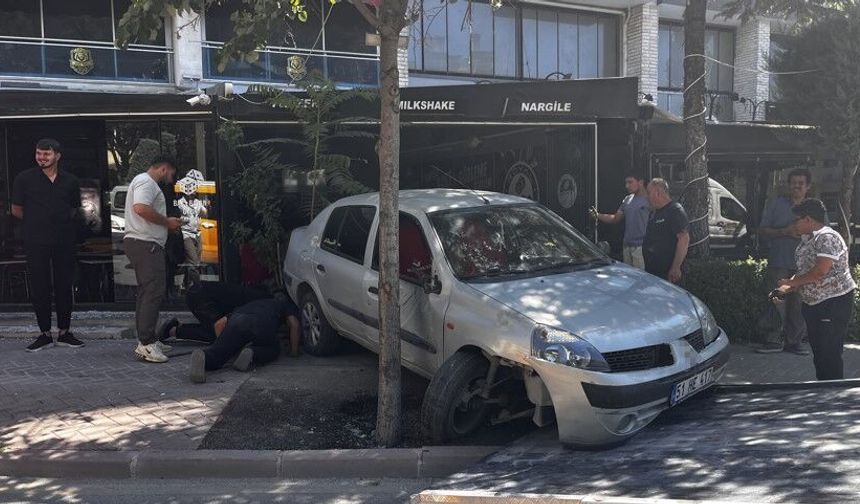 Kontrolden çıkan otomobil iş yerine daldı