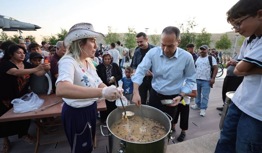 Millet Bahçesi’nde Aşure ikramı
