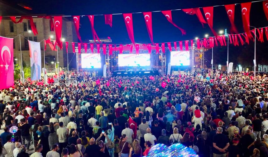 Niğde 15 Temmuz’ da Kırmızı Beyaza büründü