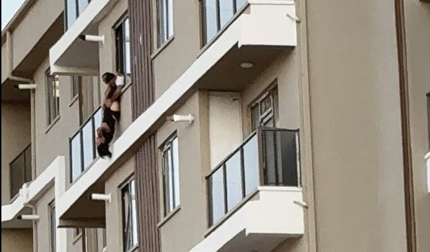 Aksaray'da yedinci kat balkonunda baş aşağı asılı kaldı!