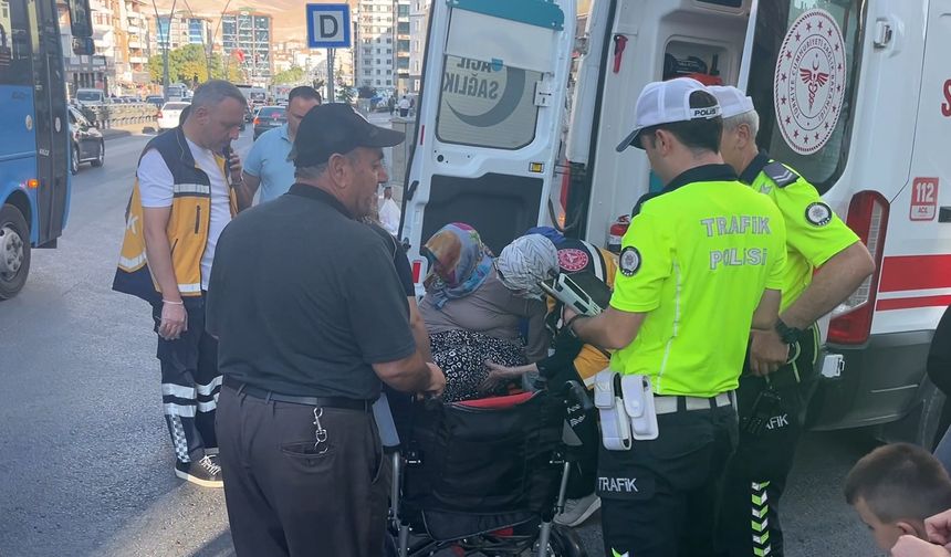 Otomobil yaya geçidinde engelli vatandaşa çarptı