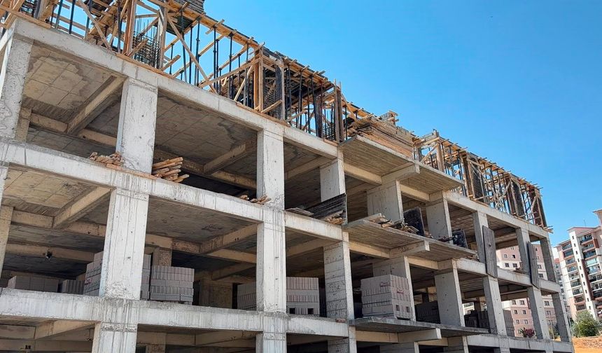 İnşaattan düşen işçi yaralandı