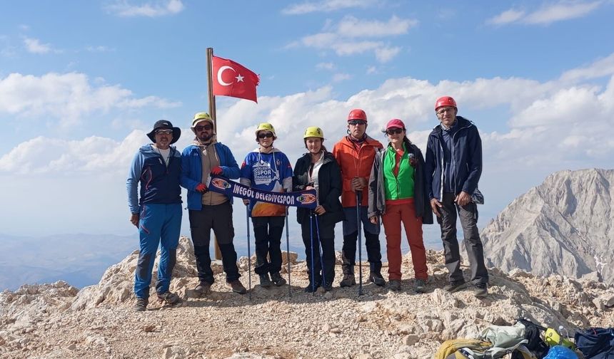 İnegöl Belediyesi dağcıları Aladağlara tırmandı