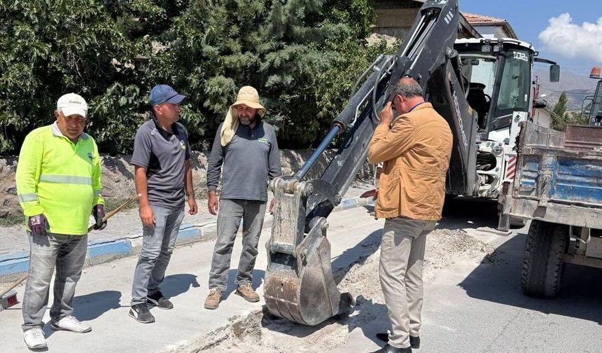 Altunhisar’da yol ve doğalgaz mesaisi