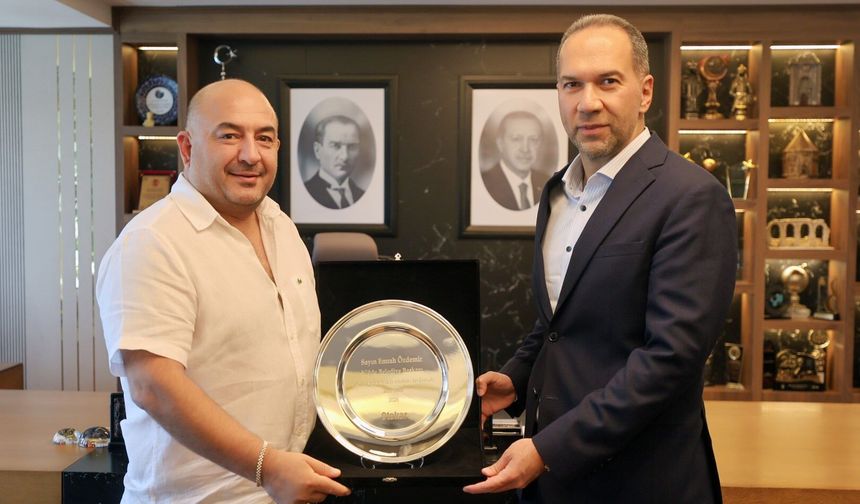 Başkan Özdemir’e ‘Çevreci Başkan’ plaketi