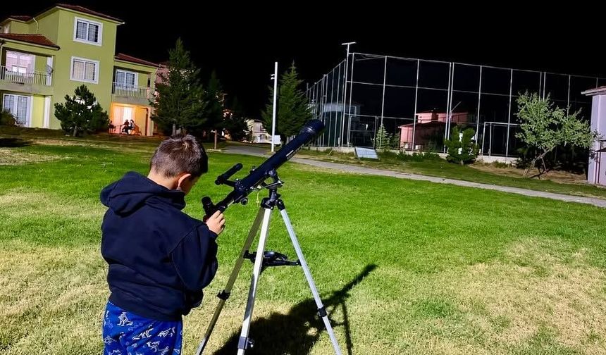 Çocuklar teleskop başına geçti