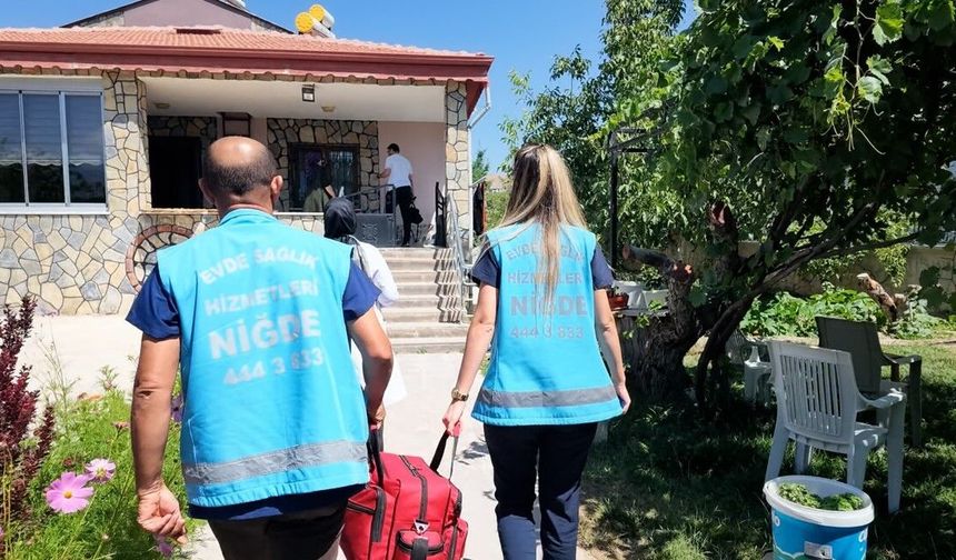 Evden çıkamayan hastalar sağlık hizmetine evinde ulaşıyor