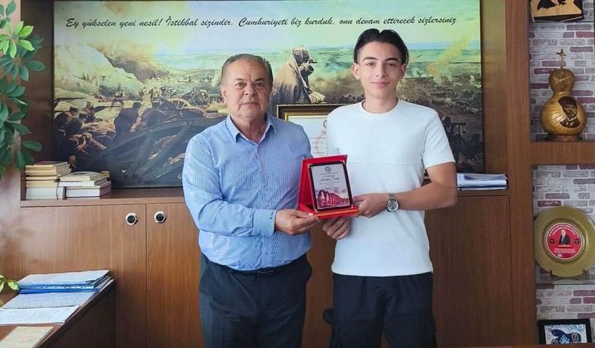 Genç Yazara Başkan Oya’dan plaket
