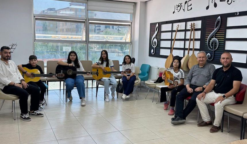HEM’ den miniklere gitar kursu