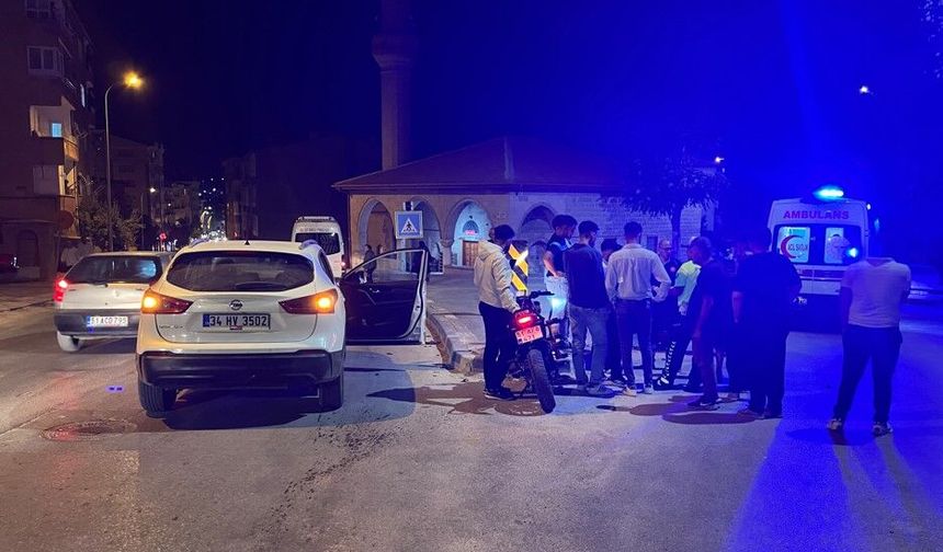 Motosiklet ile otomobil çarpıştı: 1 yaralı