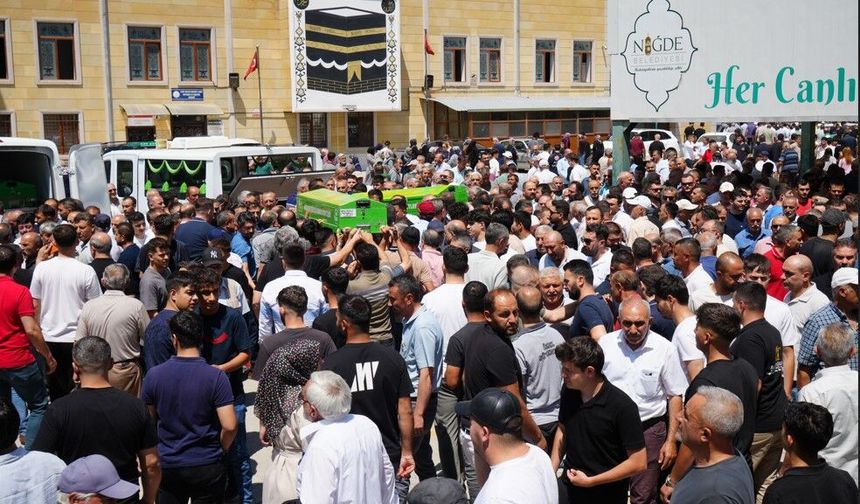 Otomobilde ölü bulunan kadın defnedildi