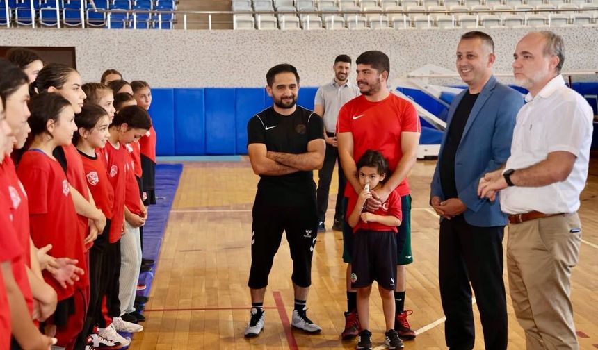 Rektör Uslu ve Dorul'dan Millî Takıma ziyaret