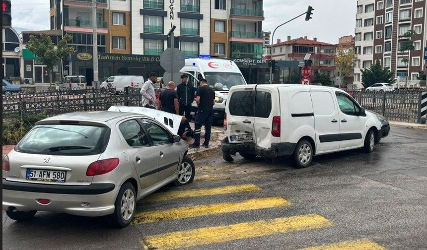 Niğde’de 3 araç birbirine girdi!