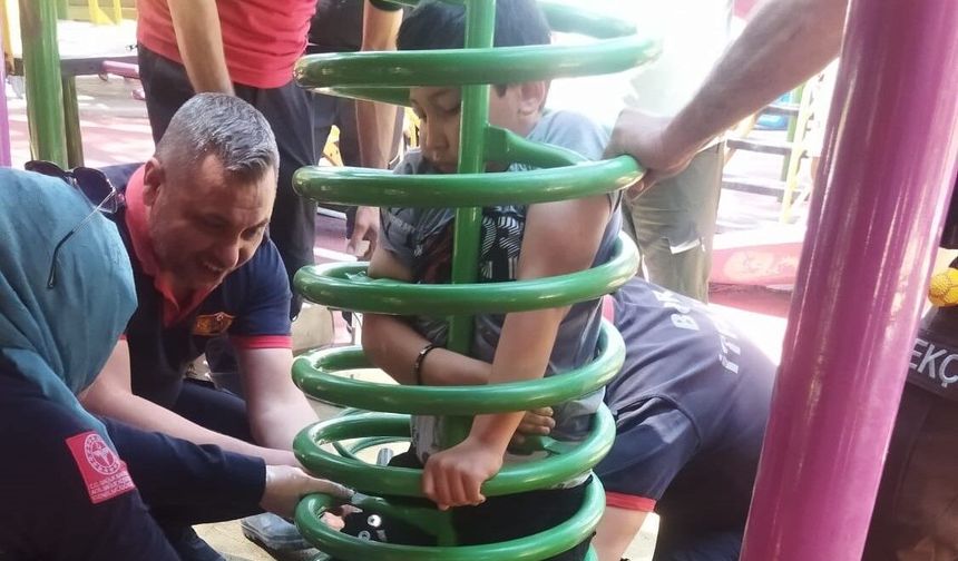 Bor İtfaiyesi parkta sıkışan çocuğu kurtardı (VİDEO HABER)