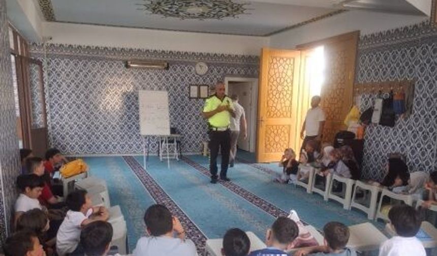 Cami Yaz Kurslarında Öğrencilere Trafik Eğitimi