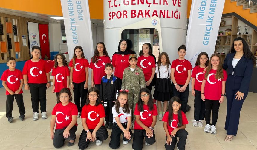 Minik Ellerden 30 Ağustos'ta İstiklal Marşı (VİDEO HABER)