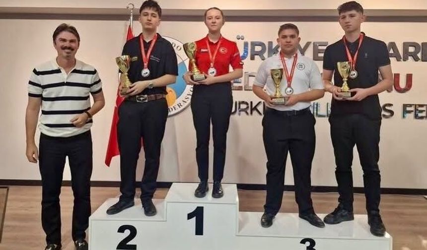 Niğde’ye Bilardoda Çifte Türkiye Şampiyonluğu