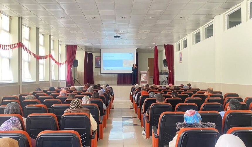 “Okul ve Aile”eğitimi düzenlendi