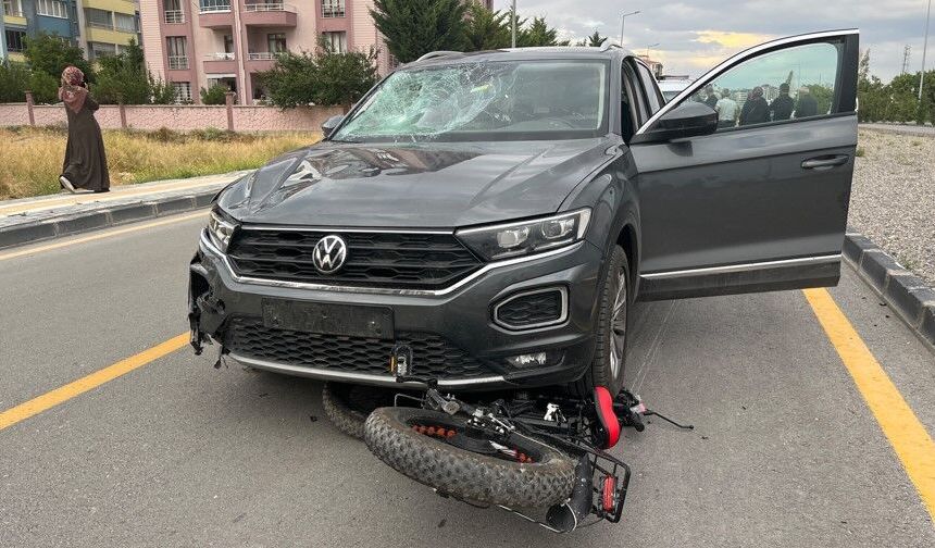 Otomobil ile elektrikli bisiklet çarpıştı