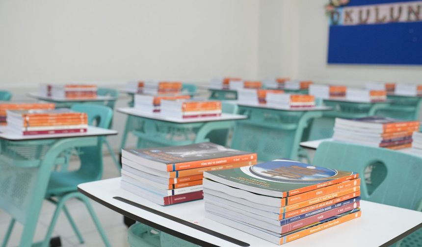 Ücretsiz ders kitapları sıralarda yerini aldı