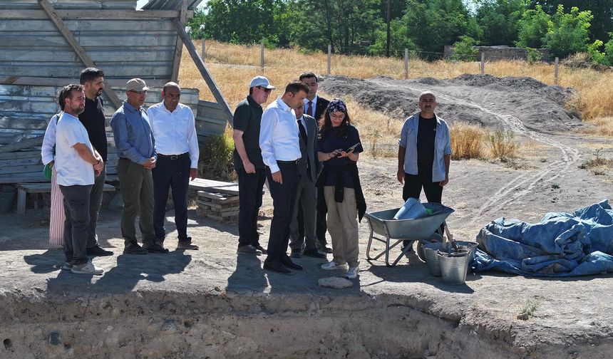 Akmeşe Kınık Höyük kazı sahasını inceledi