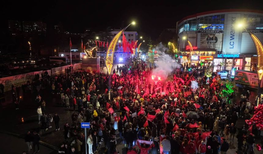 103‘ncü yıl coşkusu geceyi aydınlattı