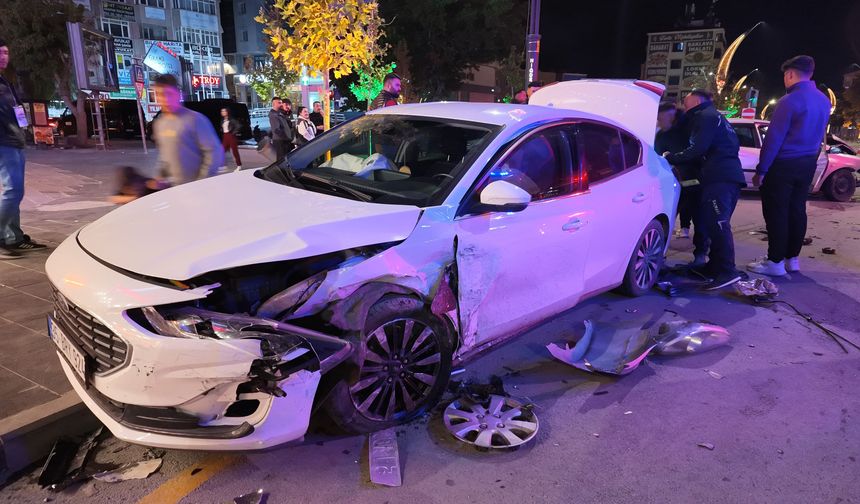 İki otomobil çarpıştı: 1 yaralı