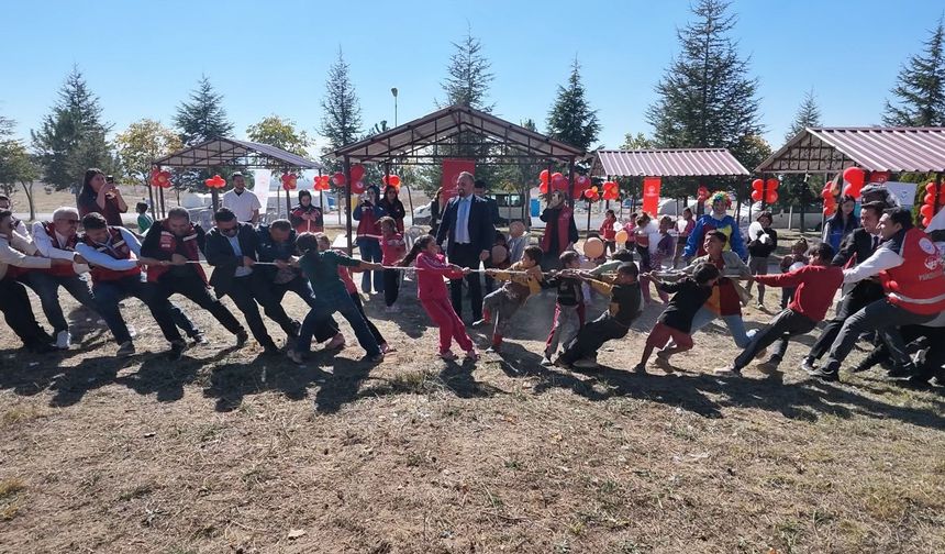 Mevsimlik işçi çocukları gönüllerince eğlendi
