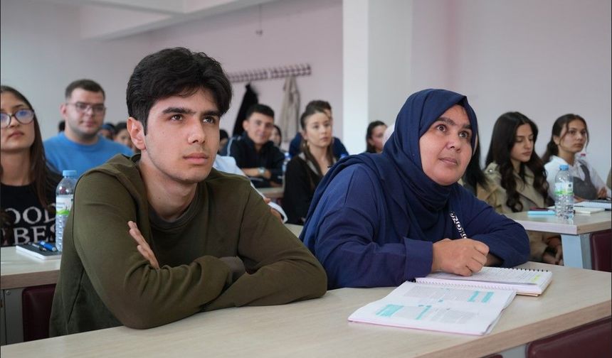 Eğitim hayatına dönen kadın oğluyla aynı üniversitede okuyor