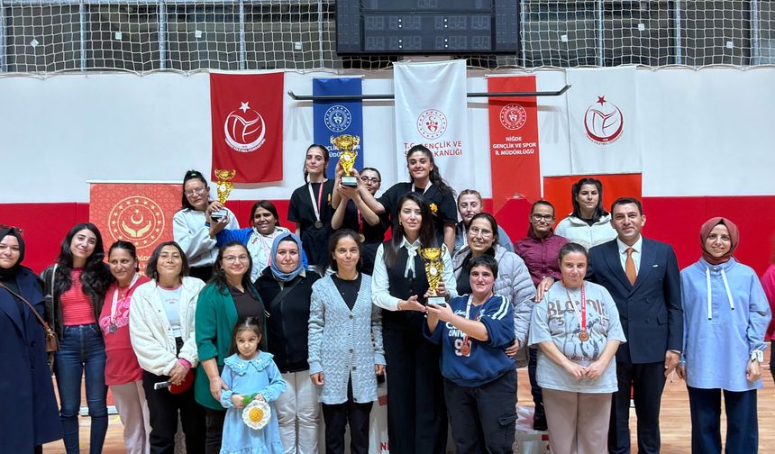 Kurumlar arası masa tenisi turnuvası sona erdi