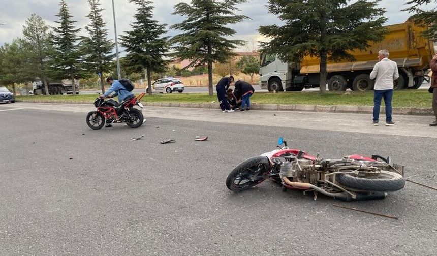Motosikletler kafa kafaya çarpıştı: 2 Yaralı!