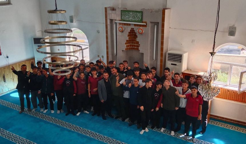 Öğrenciler Aynı Safta Buluştu