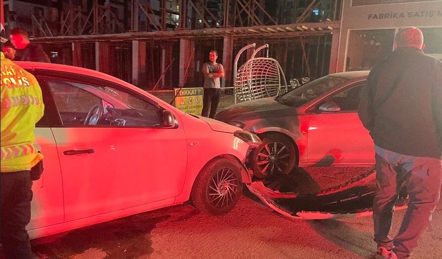 Otomobil direğe ve park halindeki araca çarptı!
