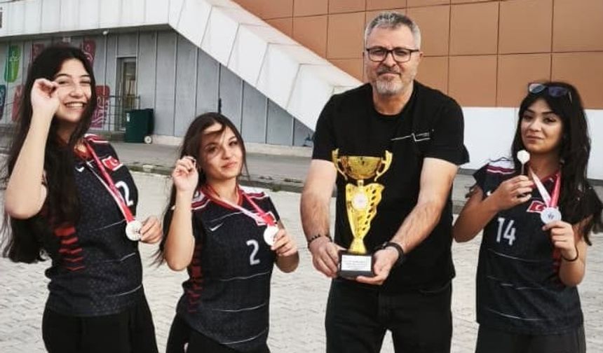 Şehit Nuri Pamir Anadolu Lisesi Dartta il ikincisi