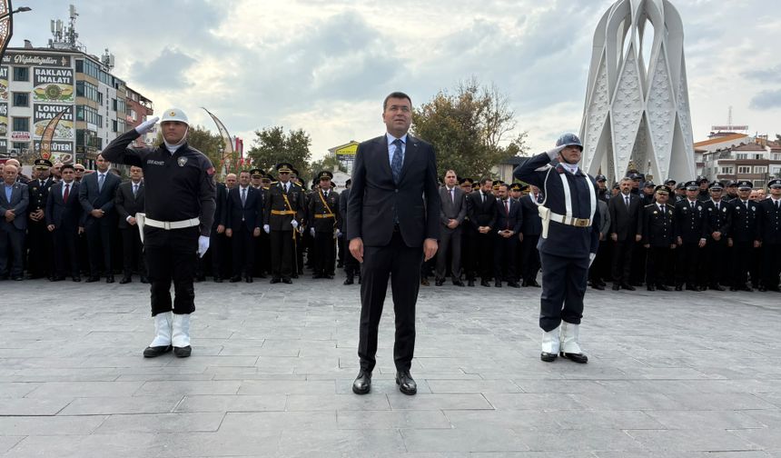 Cumhuriyet Bayramı İçin Çelenk Töreni