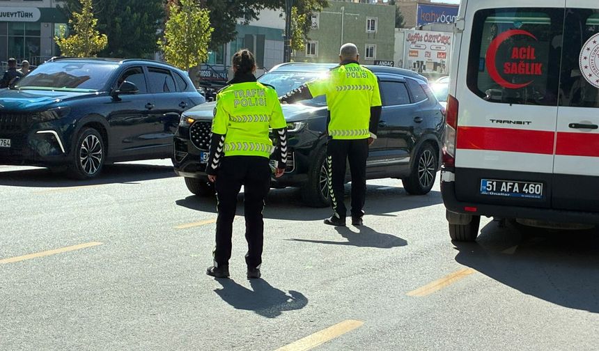 Yayaya çarpan motosikletli kayıplara karıştı