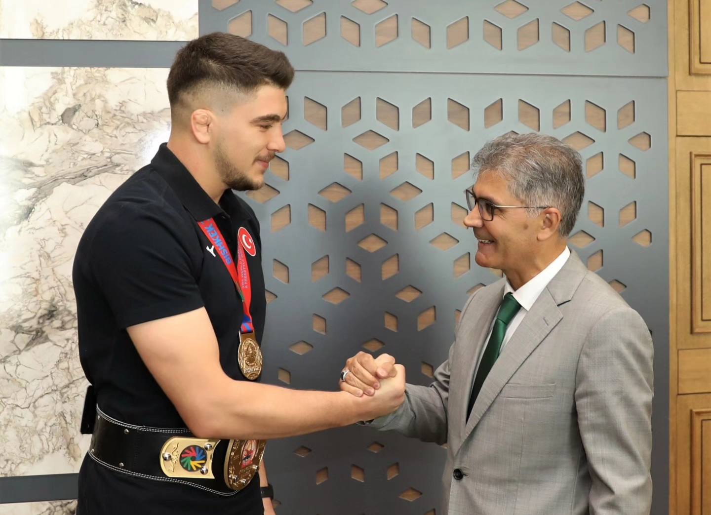 Dünya Şampiyonu Kacur’dan Vali Çelik’e ziyaret 2