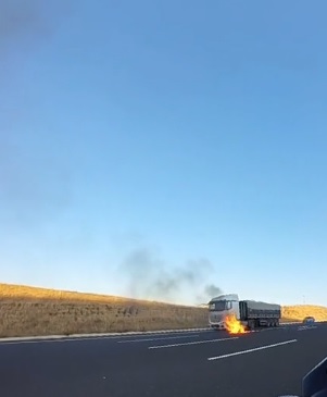 Otoyolda devrilen motosiklet alev alev yandı 1