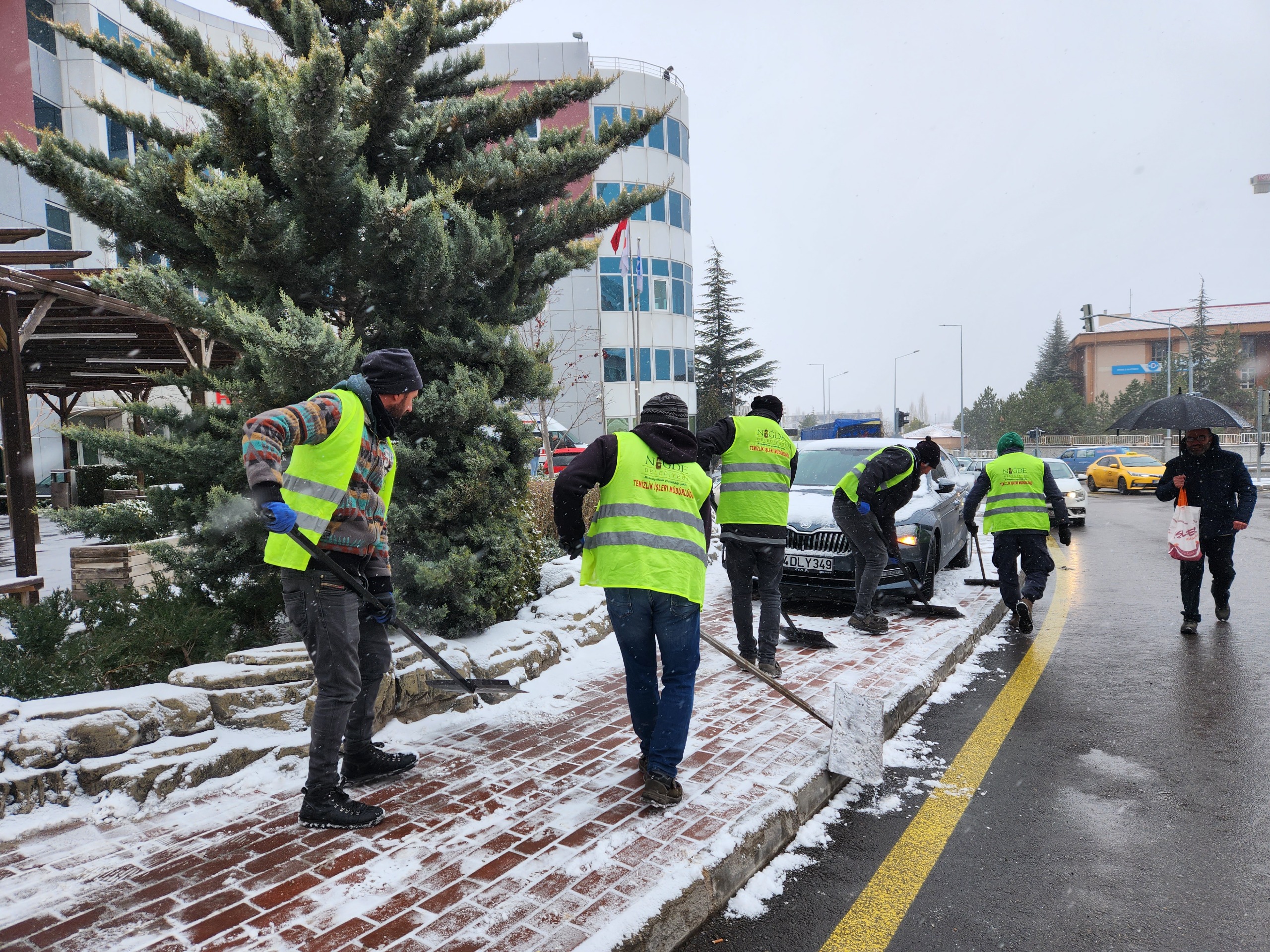 Niğde Belediyesi Ekipleri karla mücadele çalışması başlattı 3
